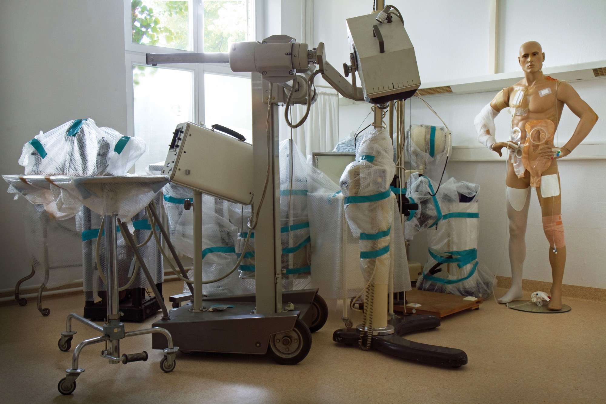 Objects in the Medical Collection shortly after they were moved to a new location (Image: Georg Pöhlein)