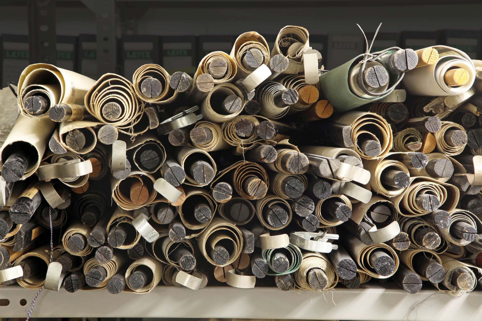 Wall maps from the 19th and early 20th centuries in the storerooms of the History of School Education Collection (Image: Georg Pöhlein)