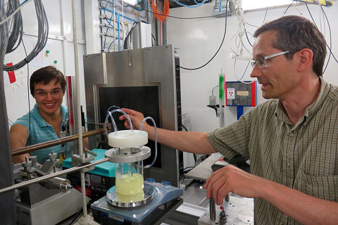 Towards entry "How nanoparticles rearrange the internal structure of liquids"