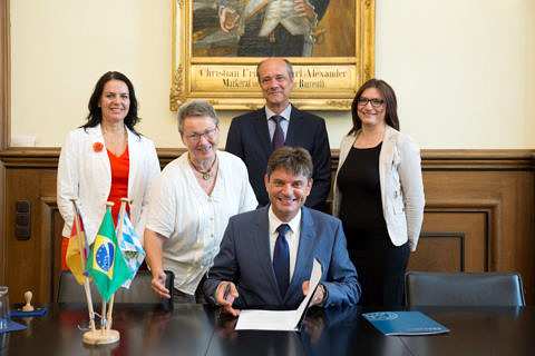 Towards entry "A boost for international collaboration with top researchers"