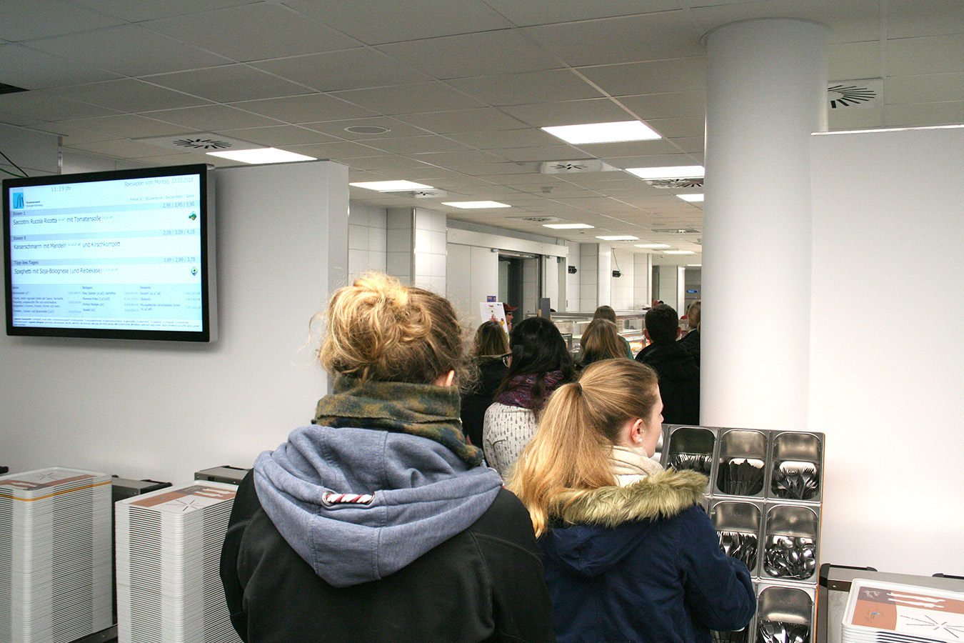 The first meals are served. (Image: FAU/Boris Mijat)