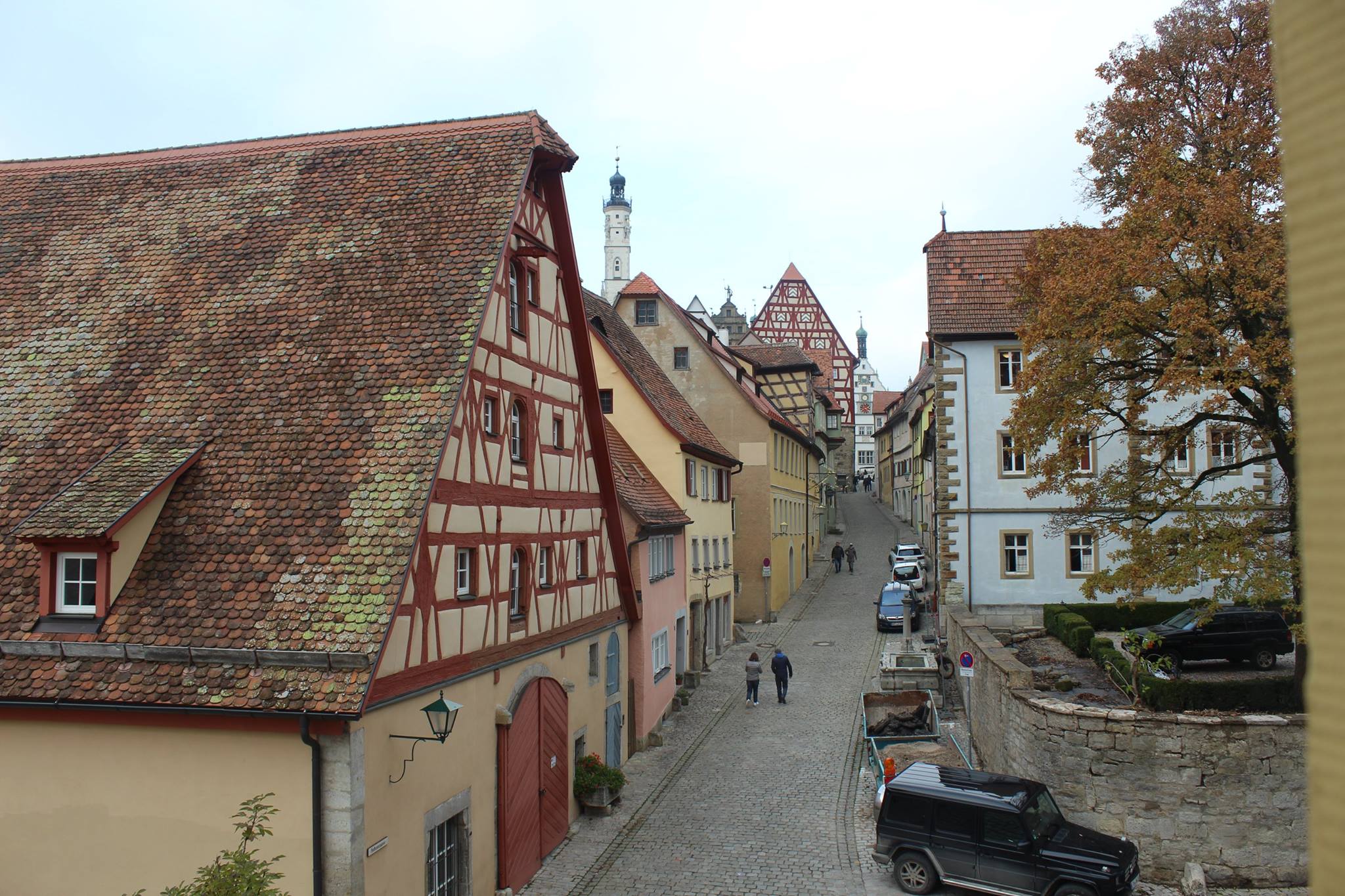 One of the narrow lanes which are so typical for the historic city of Rothenburg. (Image: El Mehdi Lemnaouar)