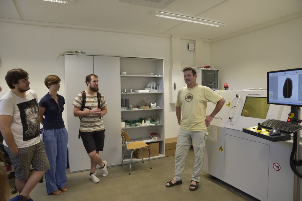 The new Micro-Computer-Tomograph was especially impressive: It uses X-rays to scan structures up to a resolution of 0.4 micrometres to give a three-dimensional insight into fossils without destroying the precious material. (Image: FAU/Christina Dworak)