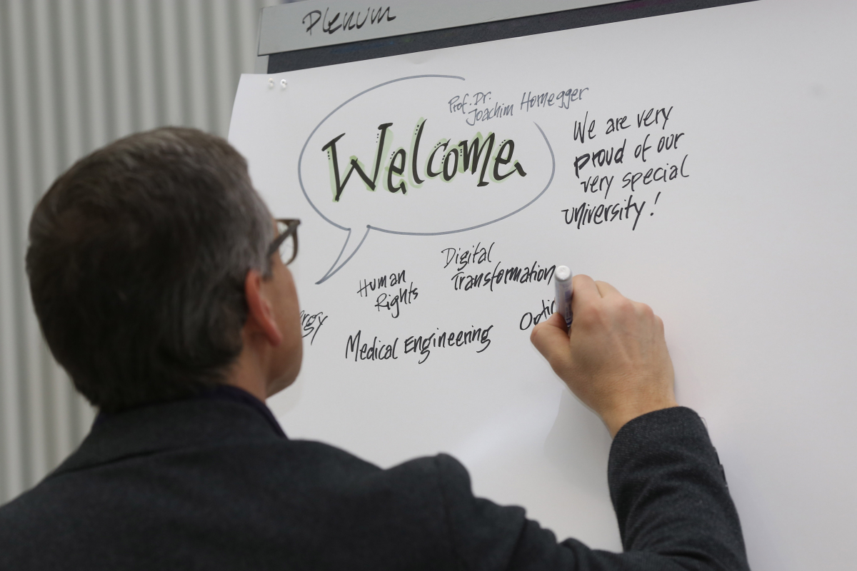 The University launched celebrations for the anniversary year with an academic symposium on 'Future of Research – Research of the Future'. An interdisciplinary approach was taken, with researchers from all disciplines at FAU joining international colleagues to cast a glance at the future of research. (Image: FAU/Kurt Fuchs)