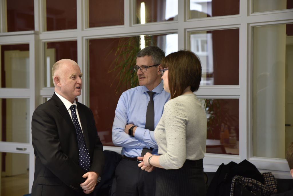 Prof. Dr. Paulsen (center), FAU Vice President for Teaching and Learning, in conversation with Prof. Ross Young, Executive Dean of the Faculty of Health of Queensland University of Technology (QUT) (left) and Prof. Laura Gregory, Associate Professor of Anatomy at QUT (right). (Image: FAU/Christina Dworak)