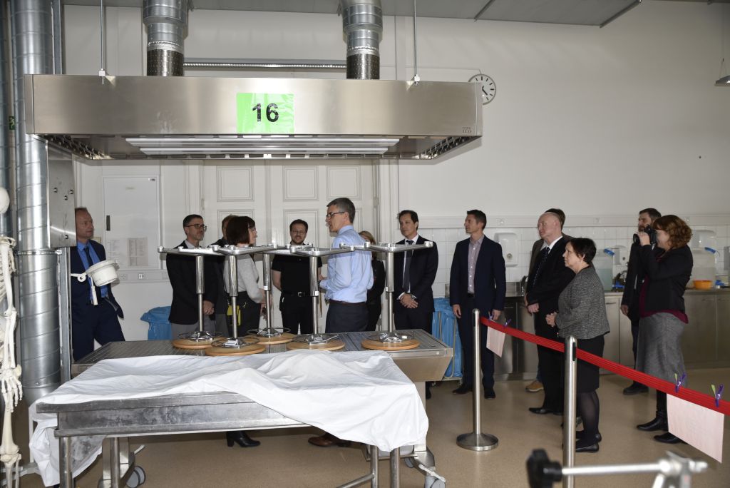 FAU Vice President for Teaching an Learning Prof. Paulsen leads the delegation through the Anatomical Institute II of FAU. (Image: FAU/Christina Dworak)