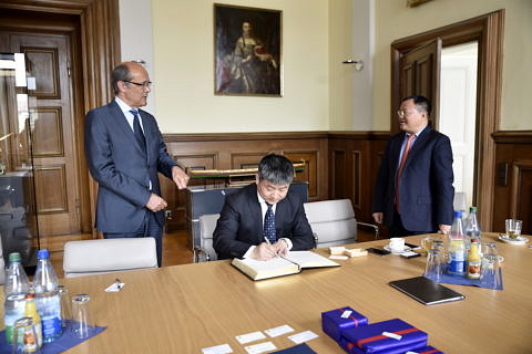 Li Lin, President of CQUPT, signed FAU's Golden Book. (Image: FAU/Rebecca Kleine Möllhoff)