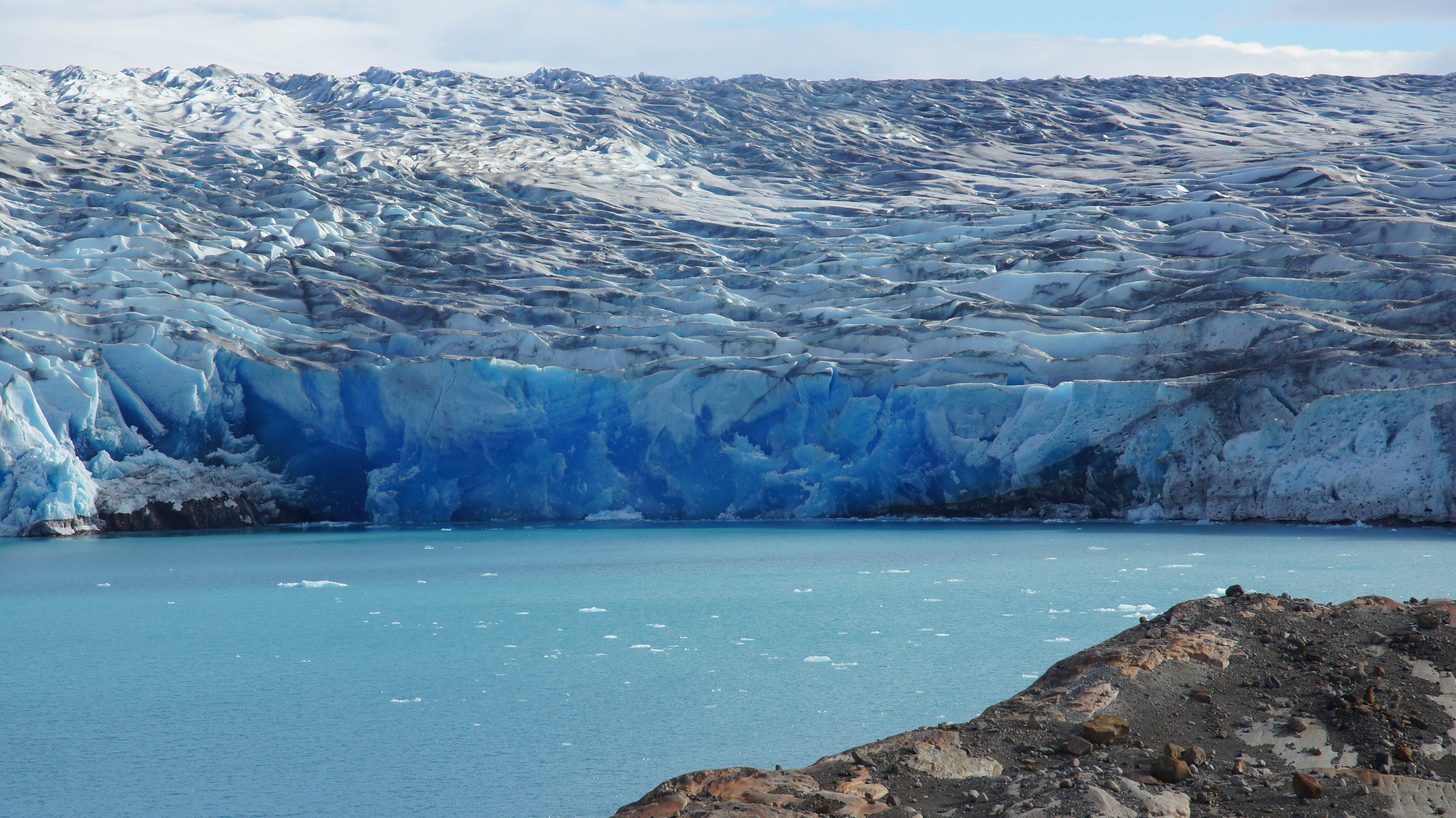 The Upsala Glacier in Argentina, the largest glacier in South America, flows into Lago Argentino. When such outlet glaciers shrink, they first have to form a new stable front. (Image: FAU/Matthias Braun)