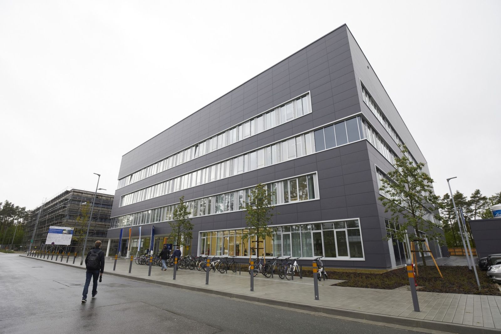 High-profile guests from politics and industry including the Bavarian Minister of Science Bernd Sibler and the Bavarian Minister of the Interior Joachim Herrmann attended the official inauguration ceremony for the new Interdisciplinary Centre for Nanostructured Films, covering an area of approximately 4,600 square meters. (Image: FAU/Erich Malter)