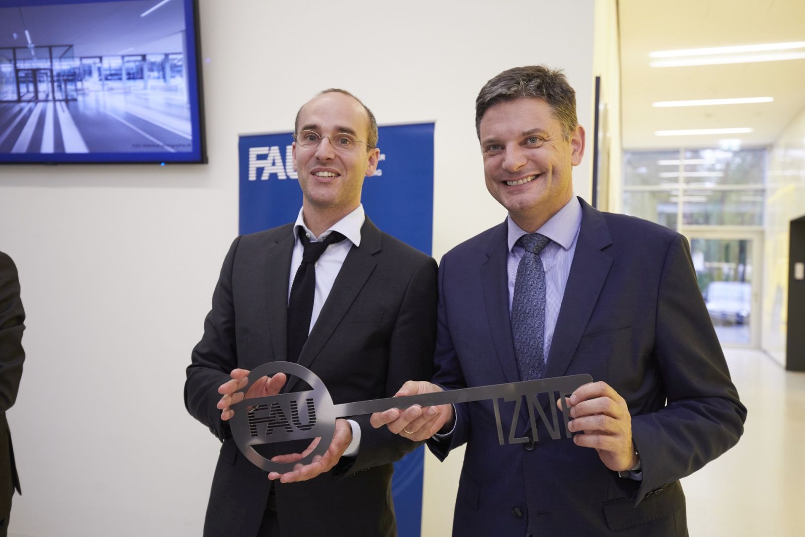 High-profile guests from politics and industry including the Bavarian Minister of Science Bernd Sibler and the Bavarian Minister of the Interior Joachim Herrmann attended the official inauguration ceremony for the new Interdisciplinary Centre for Nanostructured Films, covering an area of approximately 4,600 square meters. (Image: FAU/Erich Malter)