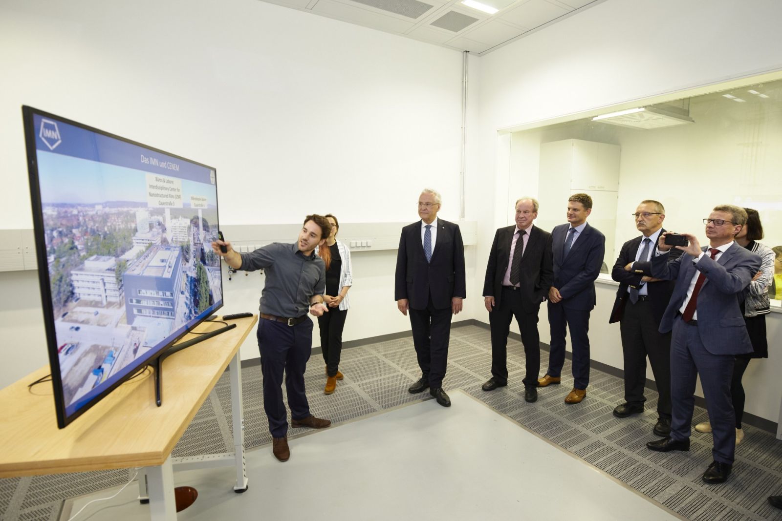 High-profile guests from politics and industry including the Bavarian Minister of Science Bernd Sibler and the Bavarian Minister of the Interior Joachim Herrmann attended the official inauguration ceremony for the new Interdisciplinary Centre for Nanostructured Films, covering an area of approximately 4,600 square meters. (Image: FAU/Erich Malter)