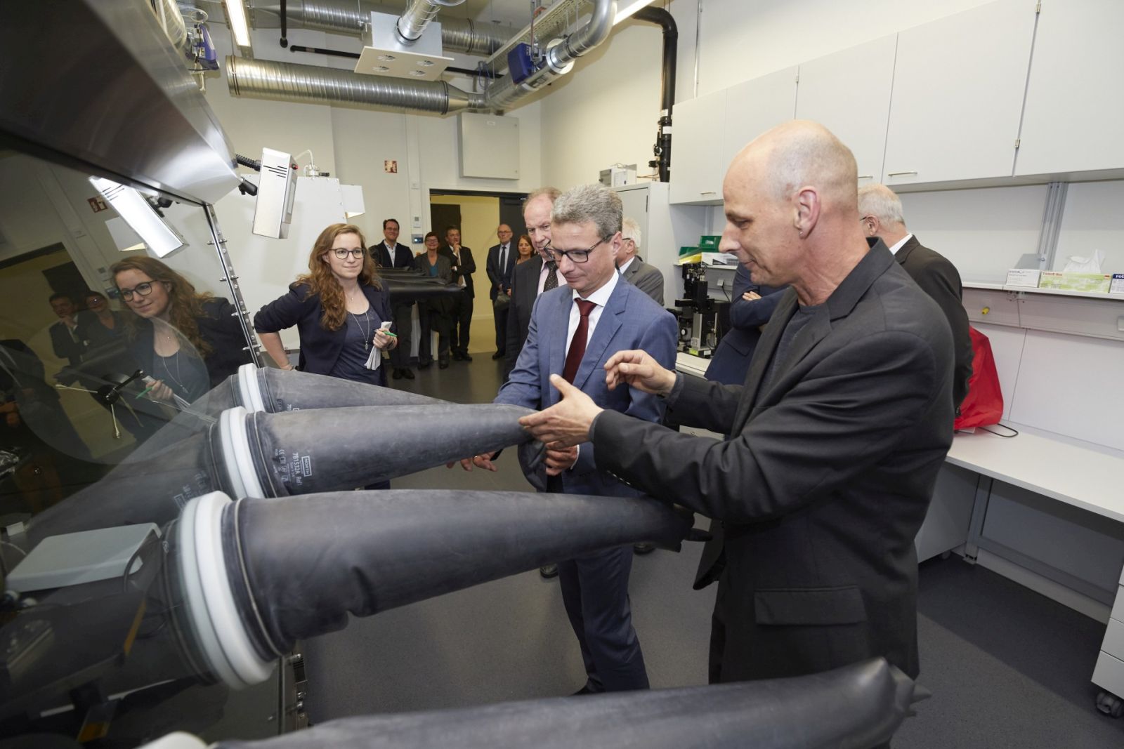 High-profile guests from politics and industry including the Bavarian Minister of Science Bernd Sibler and the Bavarian Minister of the Interior Joachim Herrmann attended the official inauguration ceremony for the new Interdisciplinary Centre for Nanostructured Films, covering an area of approximately 4,600 square meters. (Image: FAU/Erich Malter)