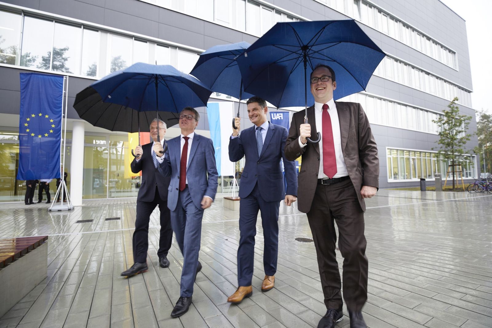 High-profile guests from politics and industry including the Bavarian Minister of Science Bernd Sibler and the Bavarian Minister of the Interior Joachim Herrmann attended the official inauguration ceremony for the new Interdisciplinary Centre for Nanostructured Films, covering an area of approximately 4,600 square meters. (Image: FAU/Erich Malter)