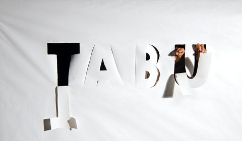 Das Wort Tabu aus Papier ausgeschnitten