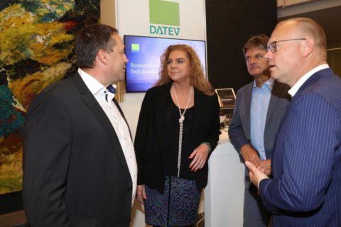 Prof. Sabina Jeschke, member of FAU's CxO Council and former chair woman at Deutsche Bahn and FAU president Prof. Dr. Joachim Hornegger (2. f. r.). (Image: FAU/Kurt Fuchs)