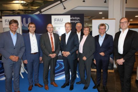 FAU president Joachim Hornegger, Uwe Wagner, board member R&D at Schaeffler AG, Johannes von Hebel, chairman at Sparkasse Erlangen, Oliver Zispe, CEO at BMW Group, Prof. Siegfried Balleis, chairman at Unibund Erlangen-Nürnberg, FAU VP Outreach Prof. Kathrin Möslein, FAU professor Kai-Ingo Voigt, and Beat Balzli, chief editor at WirtschaftsWoche. (Image: FAU/Kurt Fuchs)
