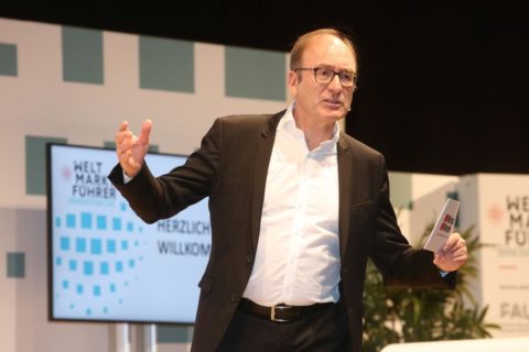 On 13 September 2022, WirtschaftsWoche hosted the third Weltmarktführer Innovation Day (world market leader innovation day) in Erlangen, initiated by FAU. Depicted: Beat Balzli, chief editor at WirtschaftsWoche welcomes the guests begrüßt die Gäste. (Image: FAU/Kurt Fuchs)