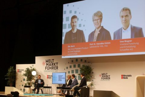 Panel discussion on the force of innovation when it comes to sustainable mobility: How will we commute in the future? Participants (from left): Martin Seiwert, editor of WirtschaftsWoche; FAU professor and economy sage Prof. Veronika Grimm; Uwe Wagner, board member R&D at Schaeffler AG, and FAU alumnus Eric Bach, Senior Vice President Product and Chief Engineer Lucid Motors. (Image: FAU/Kurt Fuchs)