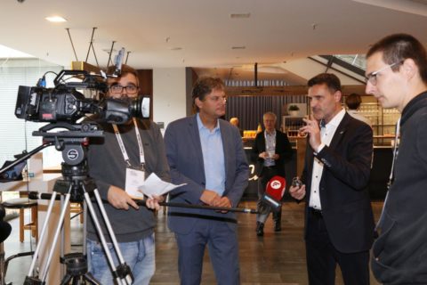 FAU president Prof. Joachim Hornegger is being interviewed. (Image: FAU/Kurt Fuchs)