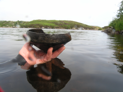 Eines der ersten entdeckten Gefäße, eine Unstan Bowl aus Loch Arnish. (Foto: Chris Murray/Garrow, D., & Sturt, F. (2019). Neolithic crannogs: Rethinking settlement, monumentality and deposition in the Outer Hebrides and beyond. Antiquity, 93(369), 664-684. doi:10.15184/aqy.2019.41)