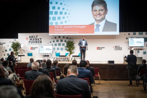 FAU president Prof. Joachim Hornegger welcomes the guests. (Image: Weltmarktführer Innovation Day 2022 | Stefanie Hergenröder)