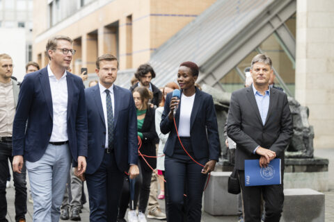 Aneth Lwakatare-Thumm, doctoral candidate at FAU, explains the column of Art. 25 „Right to standard of adequate living” to Minister of Science Markus Blume, Nuremberg mayor Marcus König and FAU president Joachim Hornegger (f.l.). (Picture: FAU/Uwe Niklas)