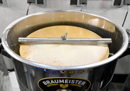 After mashing, the Braumeister automatically runs through various temperature levels. Ultimately, the starch in the malt is broken down into maltose/malt sugar, which is later metabolized into alcohol by yeast during fermentation.(Photo: FAU/Harald Sippel)