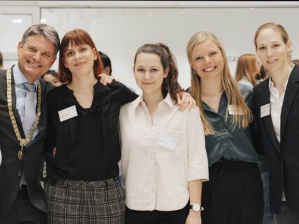 Scholarship holders celebrate with FAU President Prof. Dr. Joachim Hornegger over the contributions from the FAU Alumni Fund at the FAU Deutschlandstipendium ceremony on January 27, 2025. (Photo: FAU/Giulia Iannicelli)