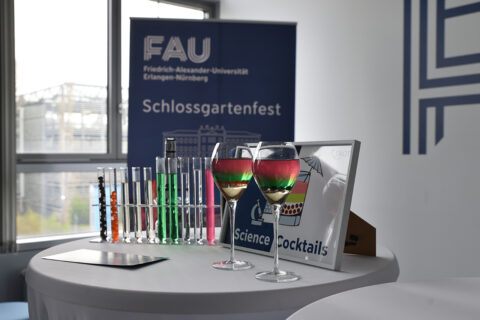 The cocktails make scientific concepts from fields such as bioprocess engineering or materials science tangible. Our tip: Try it yourself! (Image: FAU/Boris Mijat)