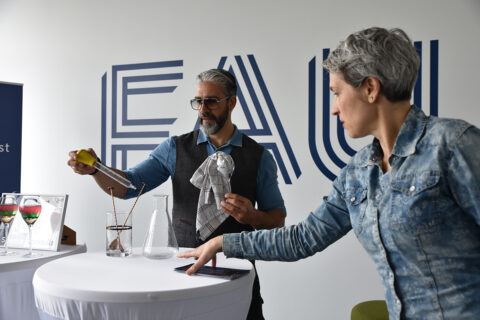 The team from Cocktails Castro mixed science cocktails on site for sampling. (Image: FAU/Boris Mijat)