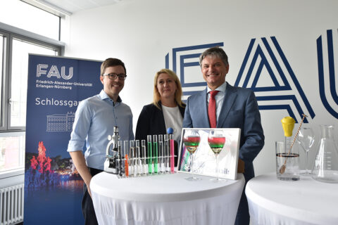... (from left) Dr. Max Gmelch, Erlangen Graduate School in Advanced Optical Technologies, Birgit Baumgart, Schlossgartenfest organization, and FAU President Joachim Hornegger, presented the Science Cocktails. (Image: FAU/Boris Mijat)