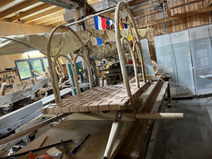 Mounted side bars on the leather base of the trolley. (Image: Boris Dreyer)
