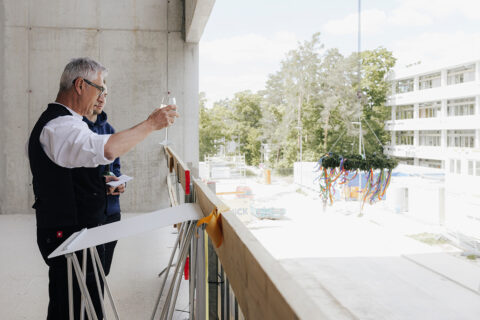 Topping-out ceremony for the new Technical Chemistry building on the FAU South Campus. (Image: FAU/Giulia Iannicelli)