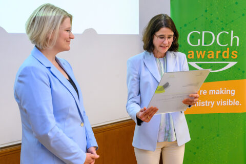 Dr. Katrin Hoenicke (right) presents the certificate to Dr. Gensberger-Reigl (Image: Peter Himsel)