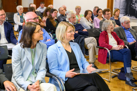 Dr. Gensberger and Dr. Hoenicke during the laudatory speech. (Picture: Peter Himsel)