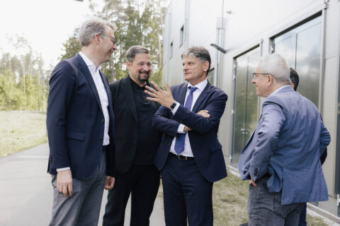 Science Minister Markus Blume (left) in conversation with FAU President Joachim Hornegger (center right). (Image: FAU/Giulia Iannicelli)