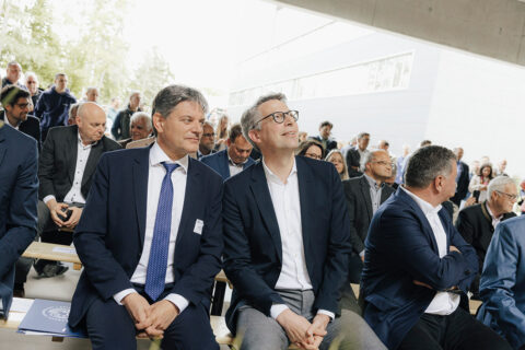 Topping-out ceremony for the new Technical Chemistry building on the FAU South Campus: FAU President Joachim Hornegger (left) and Science Minister Markus Blume. (Image: FAU/Giulia Iannicelli)