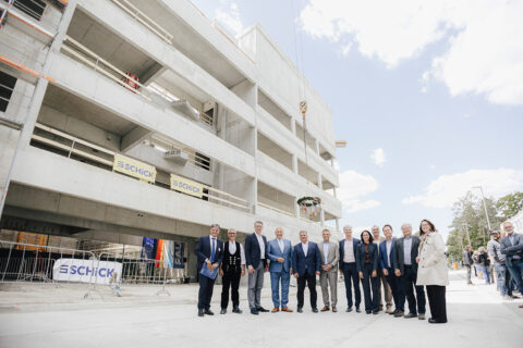 Topping-out ceremony for the new Technical Chemistry building on the FAU South Campus. (Image: FAU/Giulia Iannicelli)