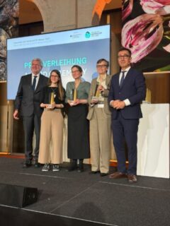 The award winners Sandra Wachter, Eva Pils and Ingrid Piller next to Robert Schlögl (left) and Cem Özdemir (right). (Image: FAU/Joachim Hornegger)