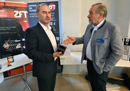 Hubert Aiwanger (l.) hands over the funding decision to FORnanoSatellites in the Orangery.(Bild: FAU/Harald Sippel)