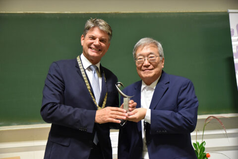 The evening's guest speaker, Prof. James G. Fujimoto (right), with the President of FAU, Prof. Hornegger.(Image: FAU/Boris Mijat)