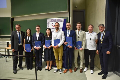 The winners of the SAOT Student Awards 2025 with Prof. Stefan Will (left), Prof. Michael Schmidt (2nd from right) and the President of FAU, Prof. Joachim Hornegger (right): From left to right Dongqin Ni, Patrick Schmidt, Soyeon Yun, Albert These, Julius Jander and Marcel Müller. (Image: FAU/Boris Mijat)