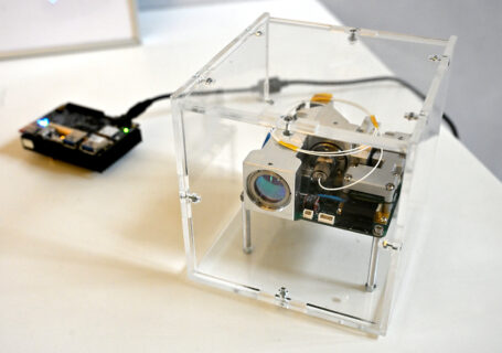 A model of a small satellite. (Image: FAU/Harald Sippel)