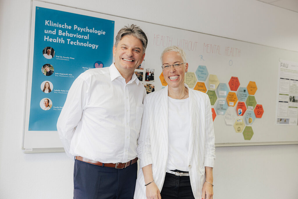 Prof. Weise und Präsident Hornegger stehen nebeneinander und lächeln. Sie schauen den Betrachter an.