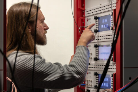 For the current experiment, several research flights were conducted over Erlangen, as the ion trap is set up in the laboratory of the local Max Planck Institute for the Science of Light. Here, a scientist checks the settings on the ion trap. The flight experiment took place as part of the QuNET initiative, which develops technologies for quantum-secure communication.