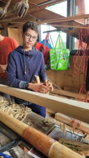 Educational rowing on the Altmühlsee: Planks are planed at the workbench. (Photo: Thomas Eberle)