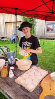 Educational rowing on the Altmühlsee: Bread dough is prepared for baking bread. (Photo: Thomas Eberle)