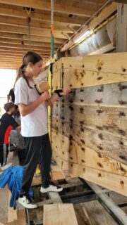 Educational rowing on the Altmühlsee: Participants fill the gaps between the planks with hemp. (Photo: Thomas Eberle)