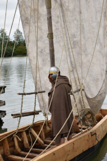 One of the volunteers as a Roman centurion on the Alchmona rediviva. (Image: FAU/Boris Mijat)