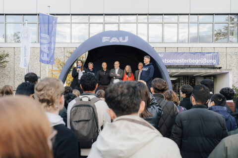 First semester welcome 2025 in the Heinrich-Lades-Halle. (Image: FAU/Giulia Iannicelli)